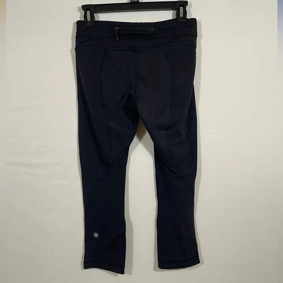 Lululemon Black Crop Leggings Back Zipper Pocket Size 6 - Picture 1 of 5